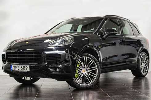 Sjutton bilar stulna efter inbrott hos ett bilföretag i Sollentuna norr om Stockholm, bl.a. svart Porsche Cayenne Hybrid